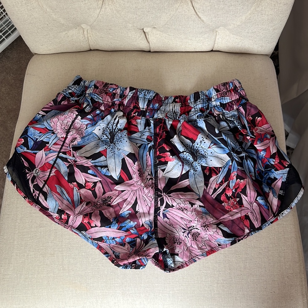 Lululemon hotty hot shorts 2.5” - Picture 2 of 3